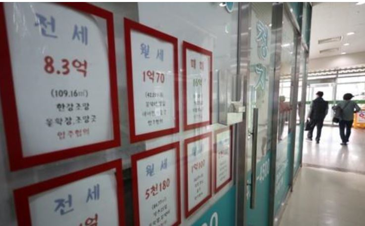 앞으로 전월세 거래도 주택 매매처럼 30일 이내에 실거래가 신고가 의무화된다. 사진은 서울시내 부동산 중개업소 모습. [연합뉴스]