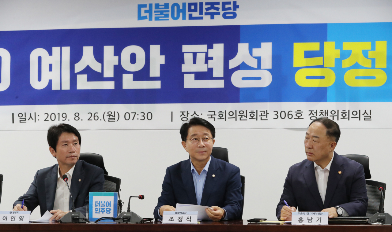 26일 국회에서 열린 '2020 예산안 편성 당정협의'에서 더불어민주당 이인영 원내대표(왼쪽부터), 조정식 정책위의장, 홍남기 경제부총리 겸 기획재정부 장관이 이야기하고 있다. [연합]