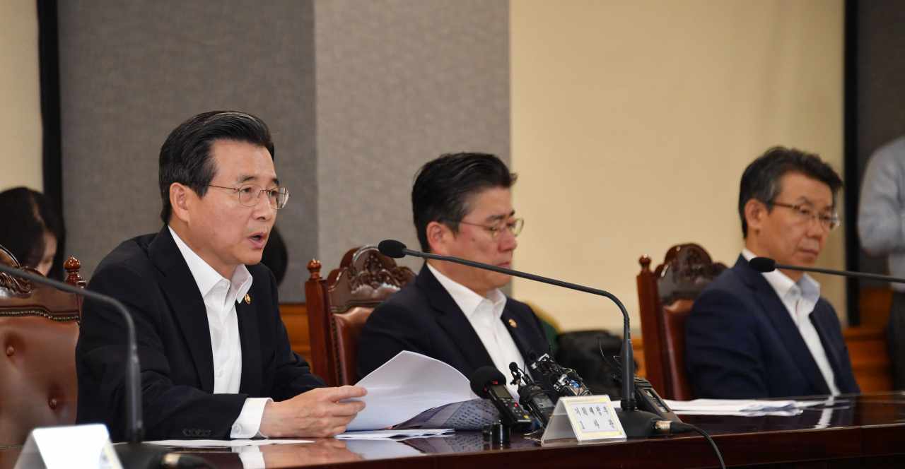 김용범 기획재정부 1차관이 26일 서울 중구 은행연합회에서 '확대 거시경제금융회의'를 주재, 모두발언을 하고 있다. 김 차관은 이 자리에서 "대내외 여건이 녹록지 않다"며 "금융시장 안정·경제활력 제고·일본 수출규제 대응 등 3가지 방향의 대응 방안을 준비하고 있다"고 밝혔다. [기획재정부 제공]