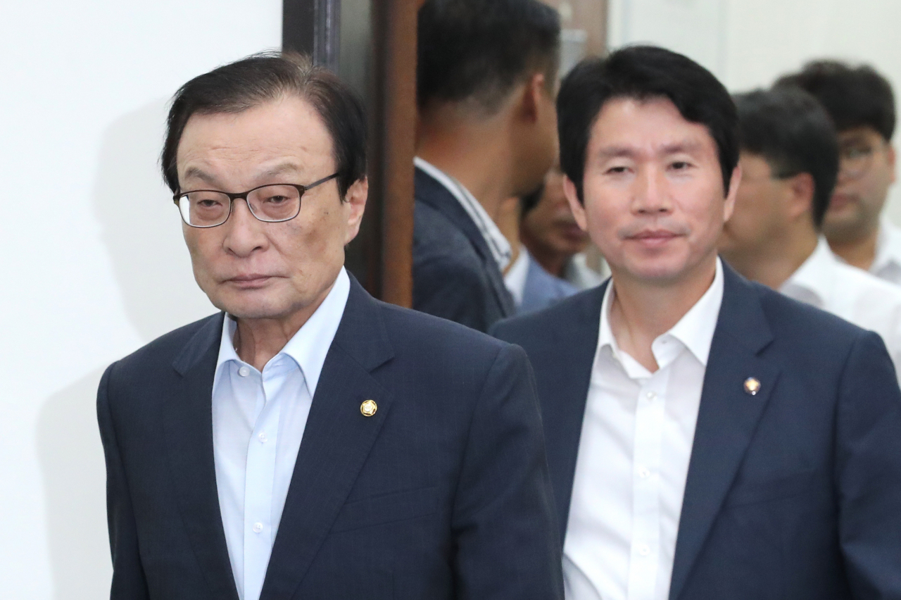 더불어민주당 이해찬 대표(왼쪽)와 이인영 원내대표가 26일 오전 국회에서 열린 최고위원회의에 참석하고 있다. 연합뉴스