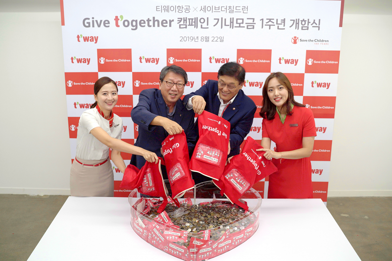 지난 22일 서울 마포구 세이브더칠드런 사옥에서 정홍근 티웨이항공 대표(가운데 왼쪽), 김태영 세이브더칠드런 사무총장(가운데 오른쪽)이 기내 모금 캠페인 ‘기브투게더’ 1주년 기념 개함식 행사를 진행하고 있다. [티웨이항공]