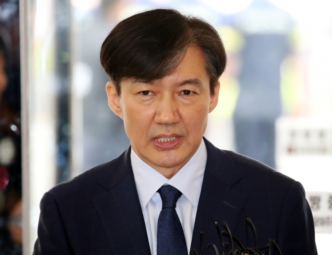조국 법무부 장관 후보자가 26일 오전 서울 종로구 적선현대빌딩에 꾸려진 인사청문회 준비단으로 출근하며 검찰개혁을 포함한 정책 구상을 발표하고 있다. [연합]