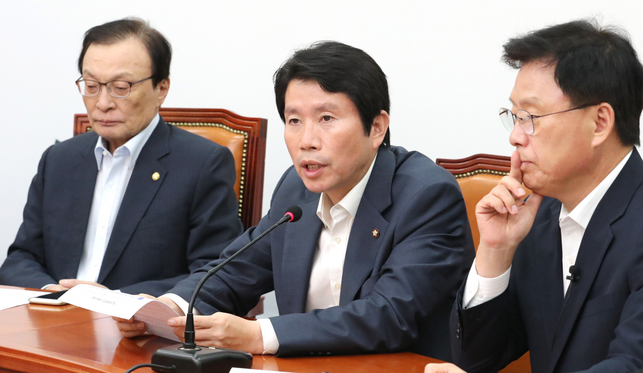 이인영 더불어민주당 원내대표(가운데)가 26일 오전 국회에서 열린 최고위원회의에서 발언하고 있다. [연합]