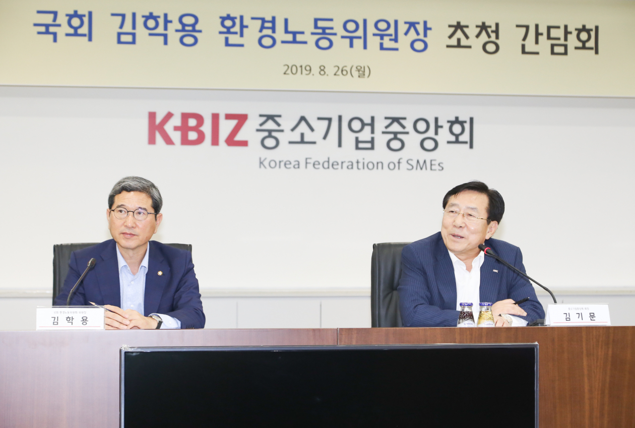 26일 오전 10시 여의도 중소기업중앙회에서 진행된 간담회에서 김학용 국회 환경노동위원회 위원장(왼쪽)과 김기문 중소기업중앙회장이 인사말을 하고 있다.