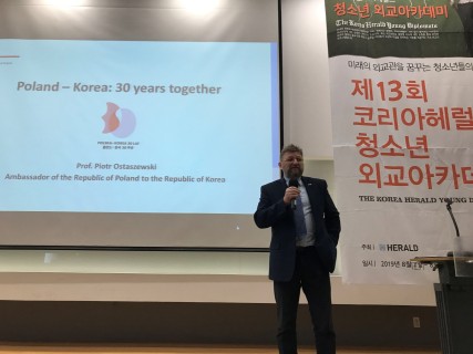 Polish, UK envoys encourage students to reach for their dreams