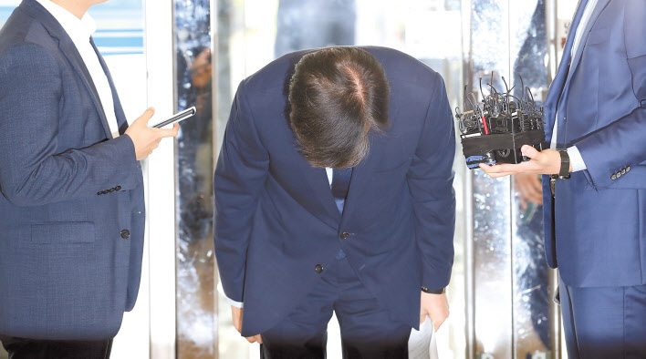 조국 법무부 장관 후보자가 26일 오전 서울 종로구 적선현대빌딩에 꾸려진 인사청문회 준비단으로 출근하며 고개를 숙이고 있다. [연합]