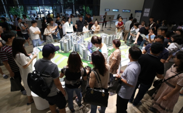 지난 25일 서울 서초구 양재동의 ‘이수 푸르지오 더 프레티움’ 견본주택에서 청약 예정자들이 아파트 모형을 살펴보고 있다.