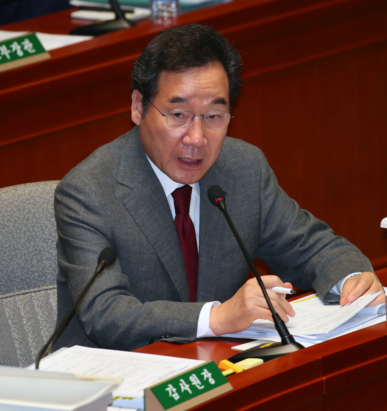 이낙연 국무총리가 26일 여의도 국회에서 열린 예산결산특별위원회 전체회의에서 의원들 질문에 답하고 있다.［연합］