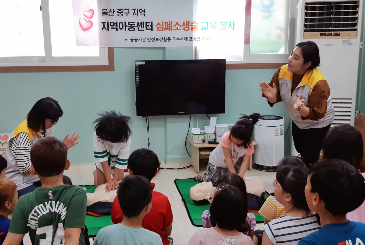 이날 교육은 보육교사와 아동들이 응급조치와 심폐소생술을 익힐 수 있도록 마네킹을 활용해 흉부압박, 인공호흡, 기도유지 등을 직접 해보는 체험 중심으로 진행됐다.