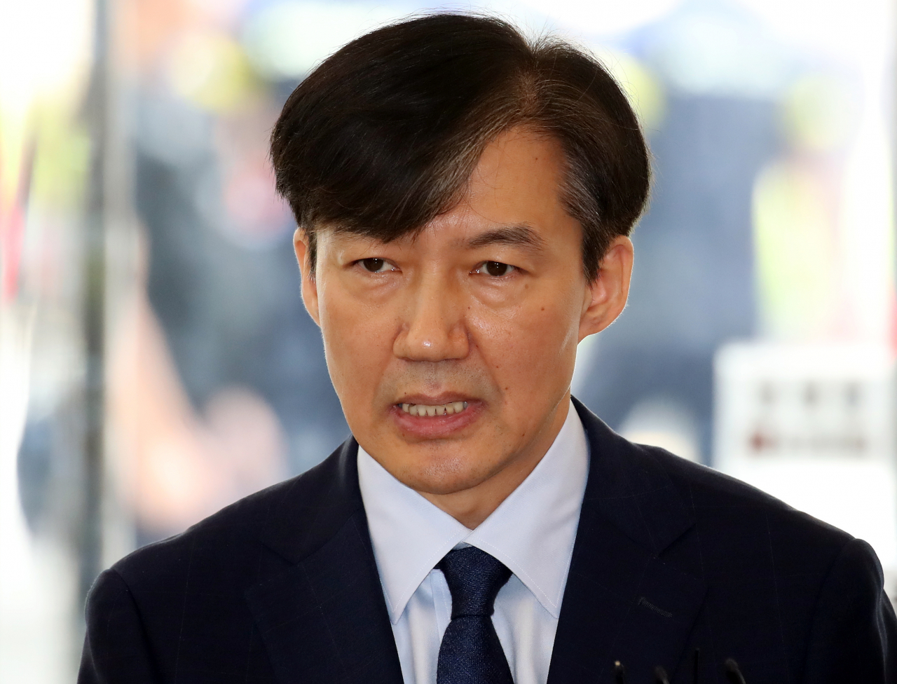 조국 법무부 장관 후보자가 26일 오전 서울 종로구 적선현대빌딩에 꾸려진 인사 청문회 준비단 사무실로 출근하며 검찰개혁을 포함한 정책 구상을 발표하고 있다. [연합]