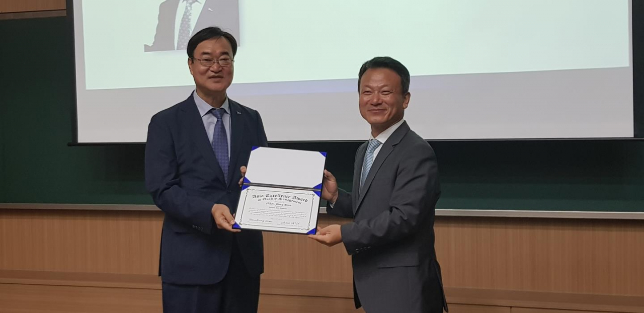인천항만공사 남봉현 사장〈왼쪽〉이 한국품질경영학회 김연성 회장으로부터 아시아품질경영인 대상을 수여받고 있다.