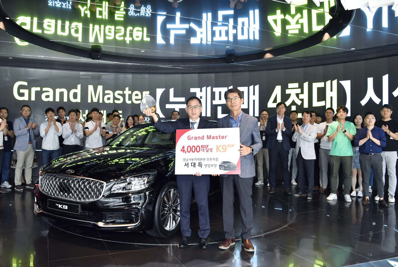 누계판매 4000대를 달성한 경남 진주지점 서대득(왼쪽) 영업부장과 권혁호 기아차 국내사업본부장이 26일 ‘BEAT360’에서 포즈를 취하고 있다. [기아차 제공]