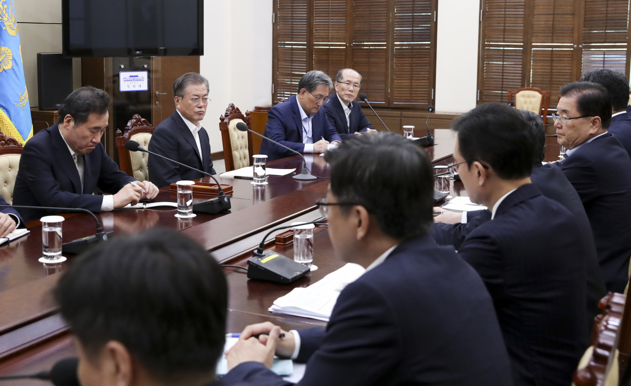 President Moon Jae-in and senior officials discuss the GSOMIA issue on Thursday. Yonhap