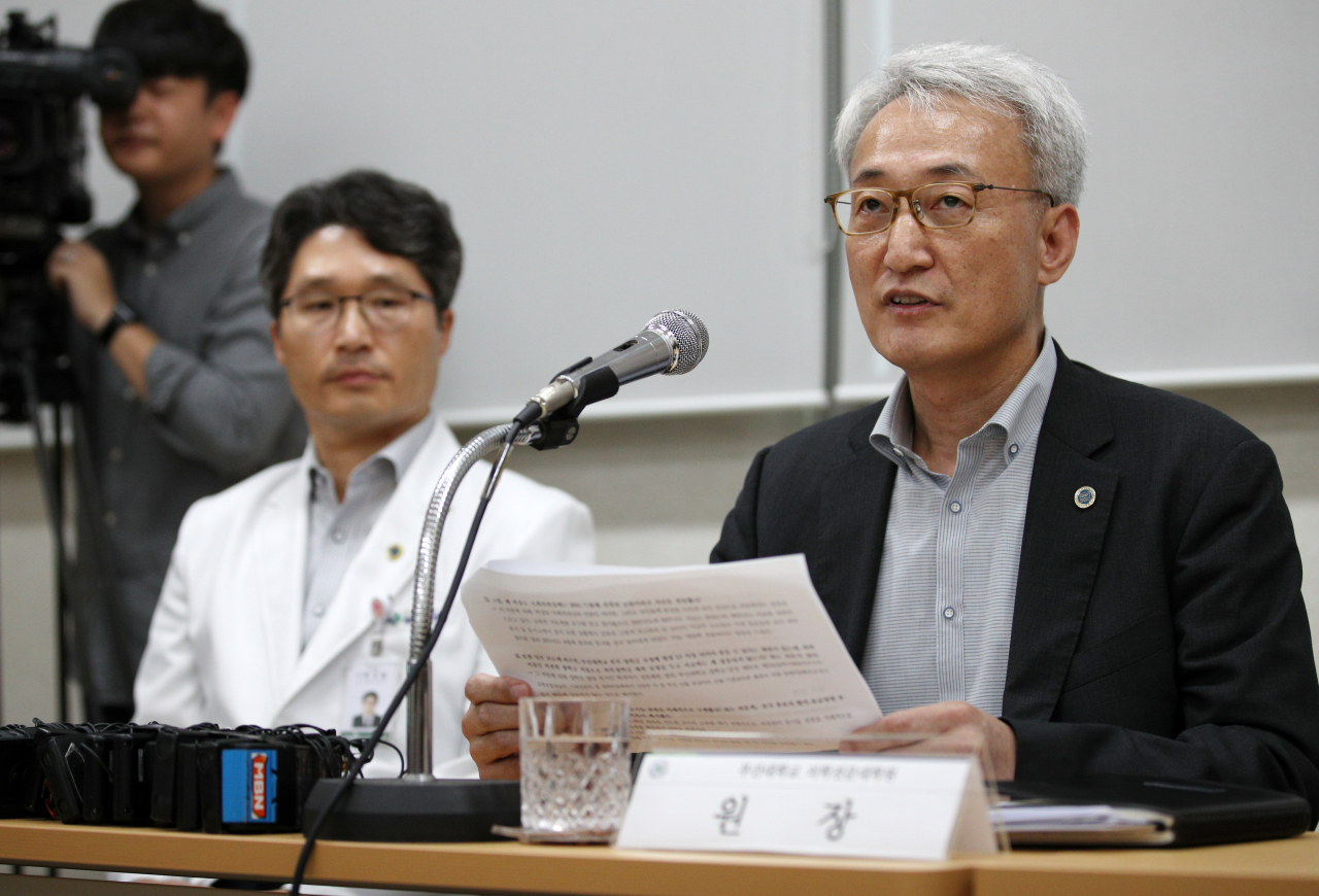 신상욱 부산대학교 의학전문대학원장이 26일 오후 경남 양산시 부산대학교 양산캠퍼스에서 기자회견을 열어 조국 후보자 딸 장학금과 관련한 의혹에 대해서 해명하고 있다 [연합]