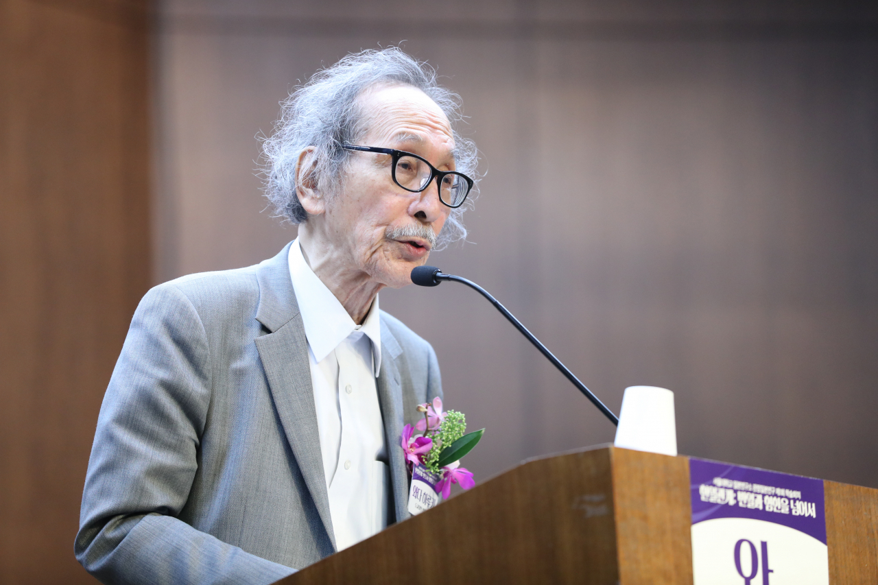 26일 서울 중구 은행회관에서 열린 서울대학교 일본연구소 주최 제1회 학술회의 '한일관계, 반일과 혐한을 넘어서'에서 와다 하루키 일본 도쿄대 명예교수가 '아베 2차 내각의 대한·대북한 관계'를 주제로 기조강연을 하고 있는 모습. [연합]