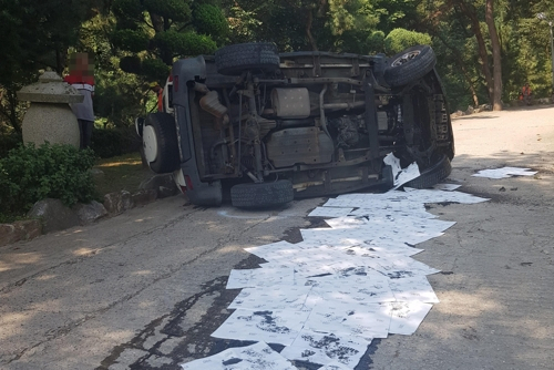 인도로 추락한 SUV [인천 공단소방서 제공]