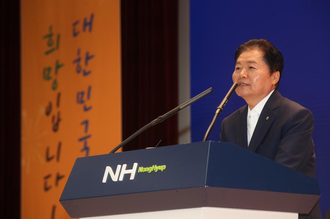 김병원 농협 회장이 26일 오전 서울 중구 농협중앙회에서 열린 범농협 동시 장학금 전달식'에서 인사말을 하고 있다.［농협중앙회 제공］