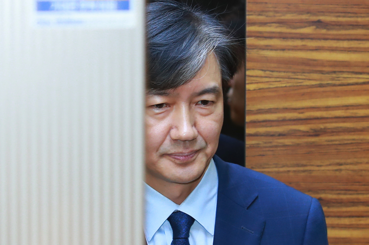 조국 법무부 장관 후보자가 26일 오전 인사청문회 준비단이 마련된 서울 종로구 적선현대빌딩으로 출근해 입장을 밝힌 뒤 엘리베이터에 올라 생각에 잠겨 있다. [연합]