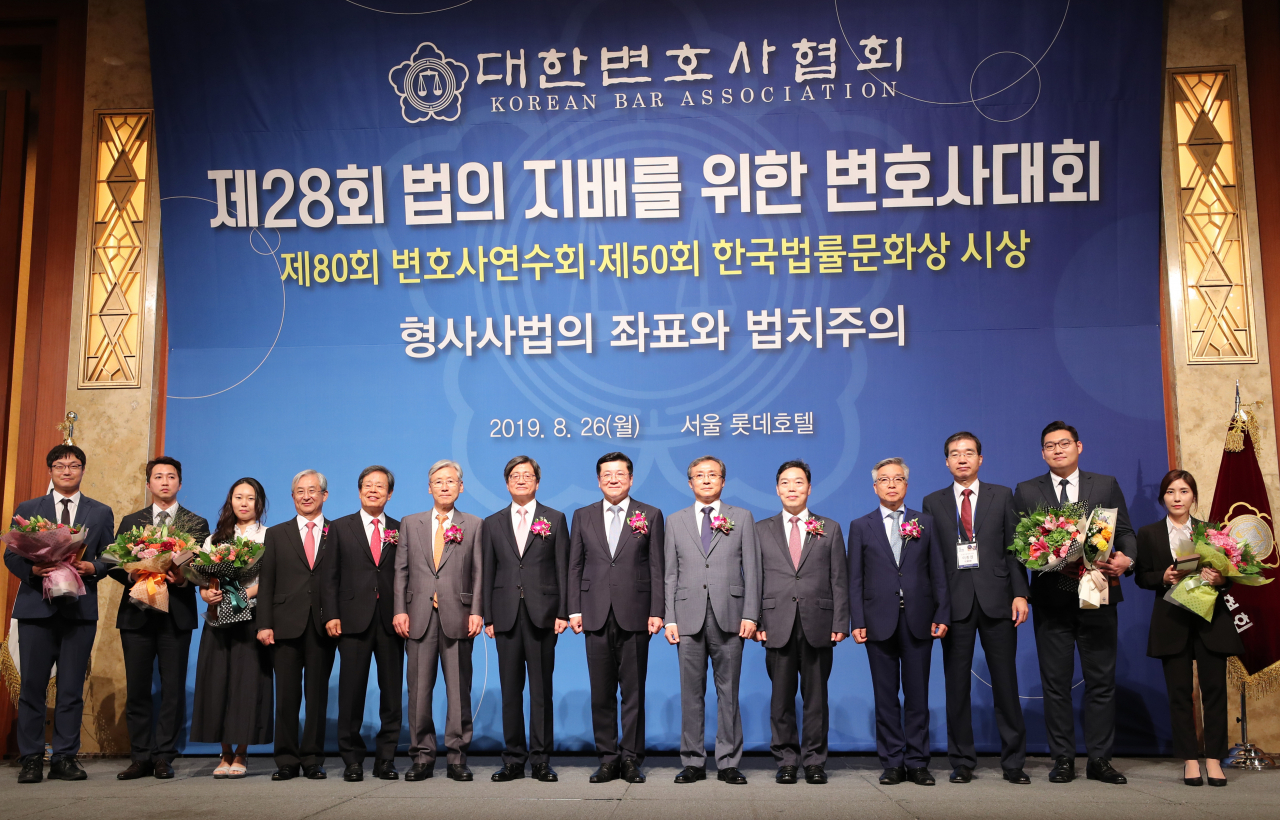 26일 오전 서울 중구 롯데호텔에서 열린 '제28회 법의 지배를 위한 변호사대회'에서 김명수 대법원장, 유남석 헌법재판소장, 여상규 법제사법위원장 등 참석자들과 수상자들이 기념촬영을 하고 있다. [연합]