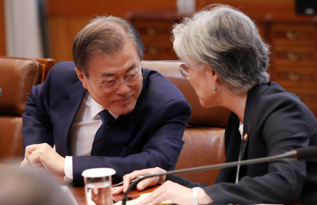 문재인 대통령과 강경화 외교장관이 26일 오후 청와대에서 아비 아흐메드 알리 에티오피아 총리와의 정상회담 중 대화하고 있다. [연합]