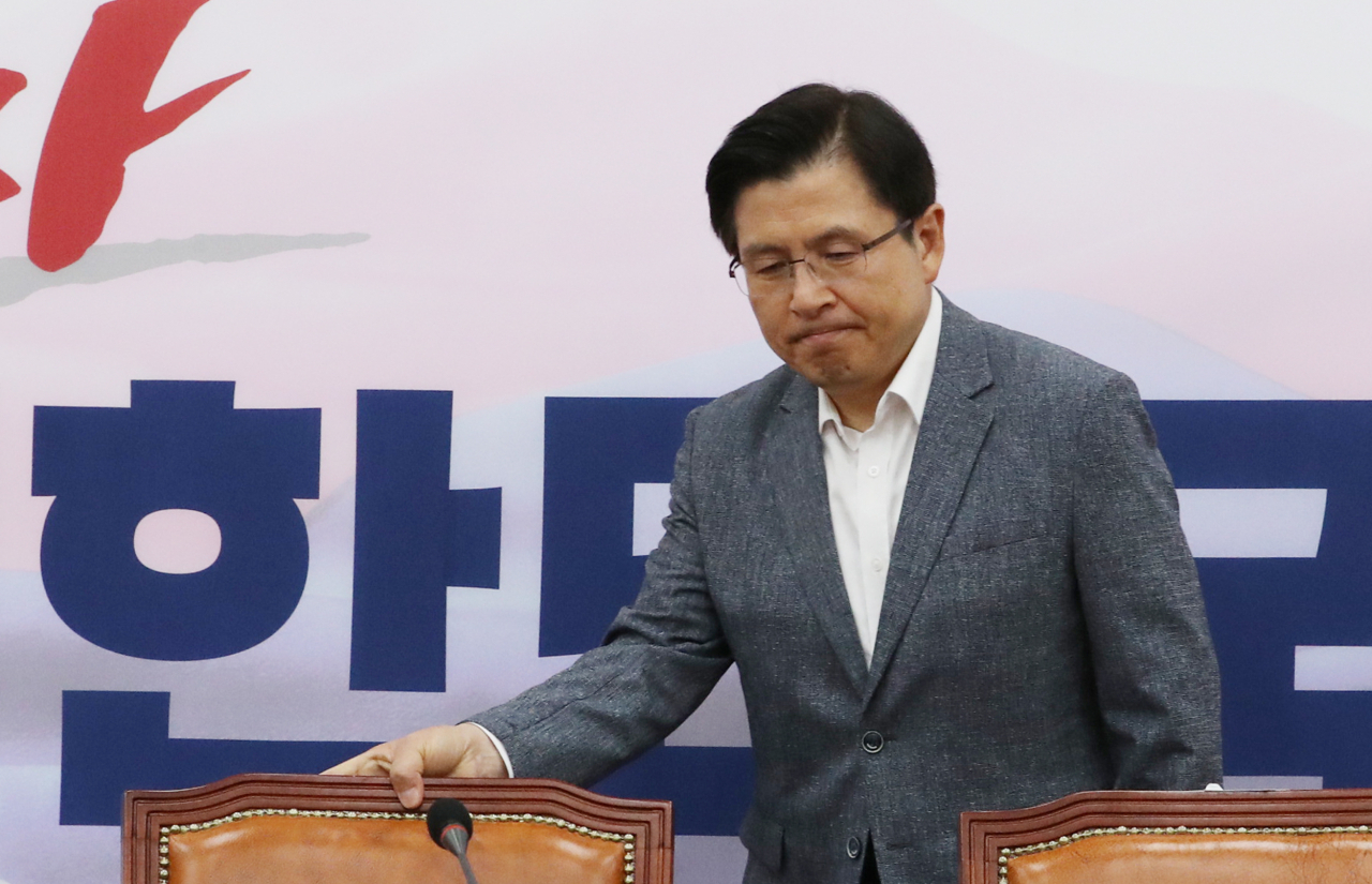 황교안 자유한국당 대표가 26일 국회에서 열린 최고위원회의에 들어서고 있다. [연합]