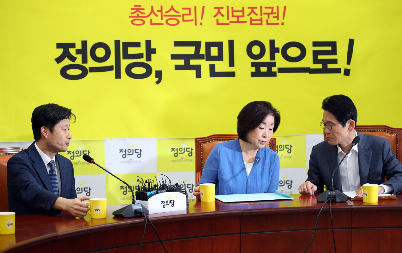 정의당 심상정 대표(가운데)와 윤소하 원내대표(오른쪽)가 26일 여의도 국회 본청에서 조국 법무부 장관 후보자 인사청문회 준비단장인 김후곤 법무부 기획조정실장(왼쪽)으로부터 조 후보와 관련된 의혹에 대한 소명을 직접 듣기 위해 만나 대화하고 있다. [연합]