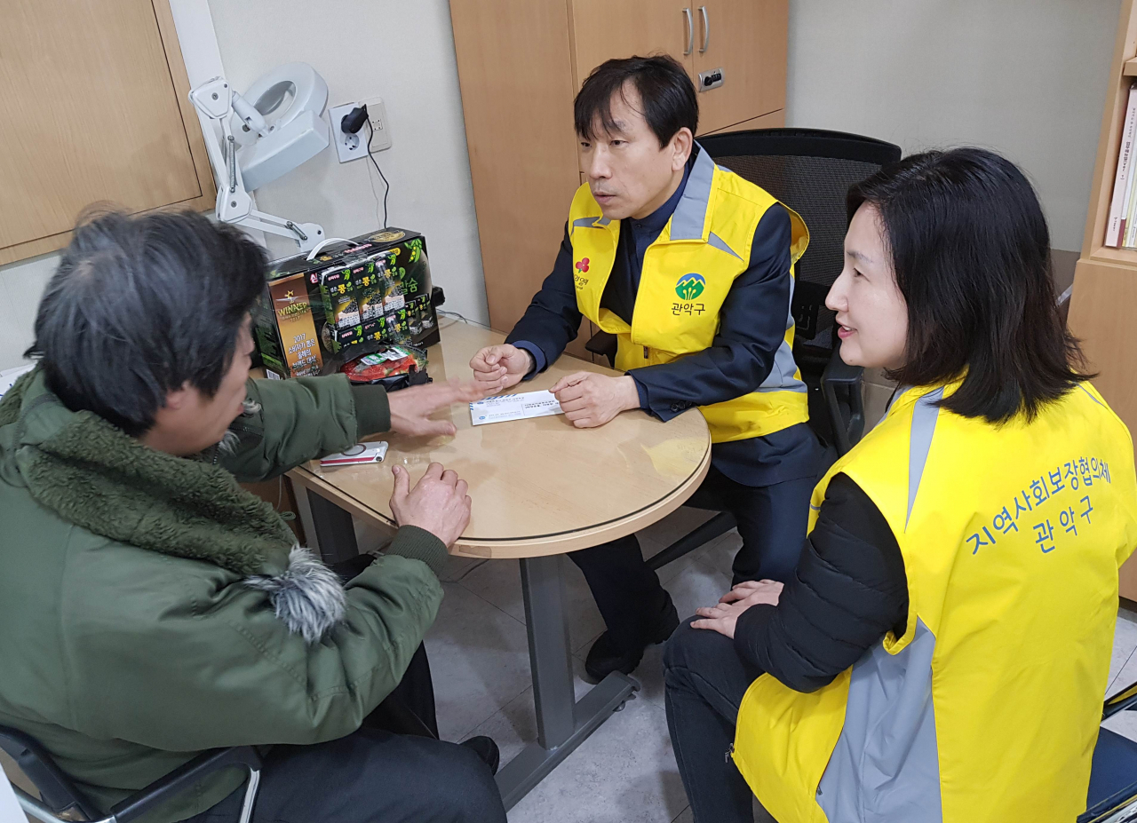 지난해 3월 서원동주민센터에서 저소득층 주민을 대상으로 진행한 복지상담. [관악구 제공]