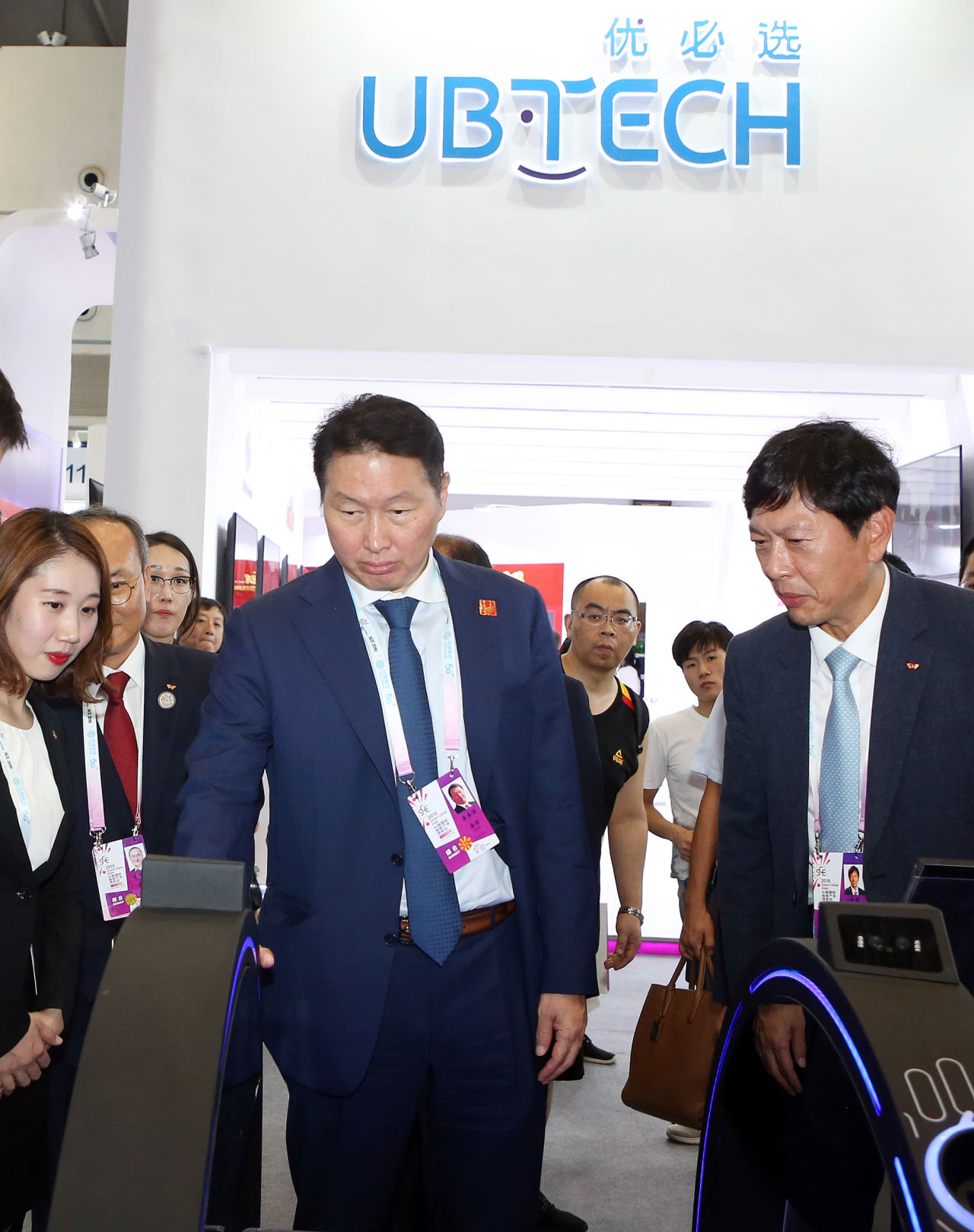 최태원 SK회장(가운데)이 26일 중국 충칭시 국제엑스포센터에서 열린 '2019 스마트 차이나 엑스포'에서 글로벌 IT 기업들의 전시관을 둘러보고 있다. [SK 제공]