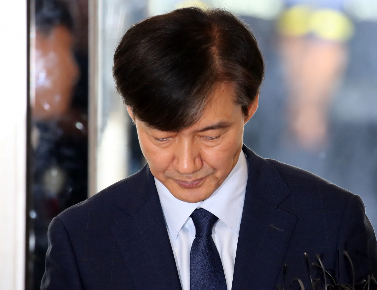 조국 법무부 장관 후보자가 지난 26일 오전 서울 종로구 적선현대빌딩에 꾸려진 인사청문회 준비단으로 출근하고 있다. [연합]