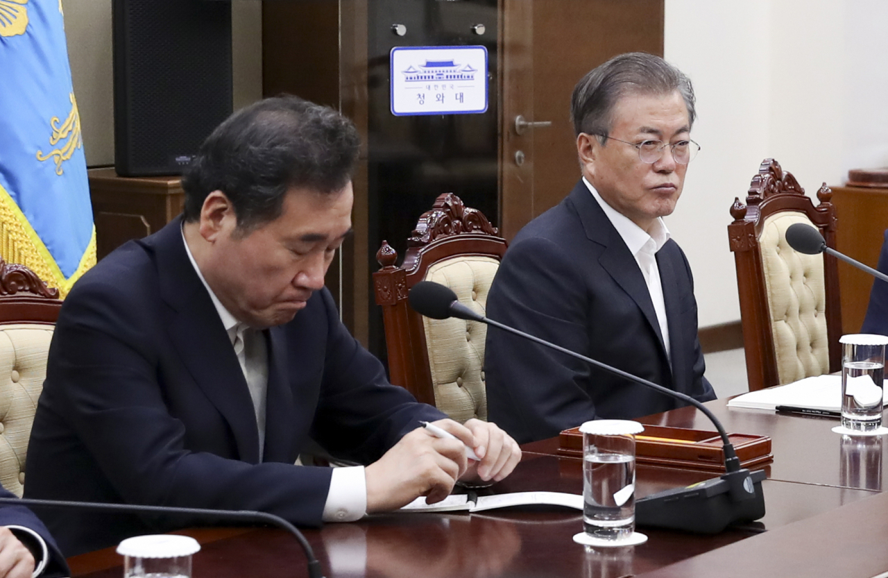 문재인 대통령과 이낙연 국무총리가 지난 22일 오후 청와대에서 한일 지소미아 관련 청와대 국가안전보장회의(NSC) 상임위 회의 내용을 보고받고 있다. [연합]
