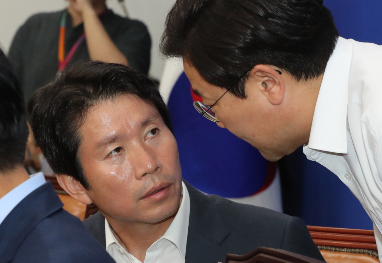 더불어민주당 이인영 원내대표가 27일 오전 국회에서 열린 원내대책회의에서 박찬대 원내대변인과 이야기하고 있다. 연합뉴스