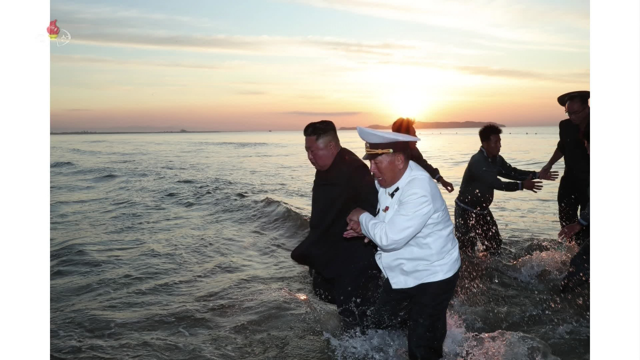 북한이 오는 29일 남측의 국회격인 최고인민회의 제14기 제2차 회의를 개최하는 가운데 법령 정비를 통한 대내외메시지에 관심이 집중되고 있다. 김정은 국무위원장은 최고인민회의를 앞두고 국가를 위해 헌신하는 모습을 부각하고 있다. 조선중앙TV가 25일 공개한 초대형방사포 발사 관련 보도에서 김 위원장이 바닷물에 발을 담근 채 이동하고 있다. [연합]
