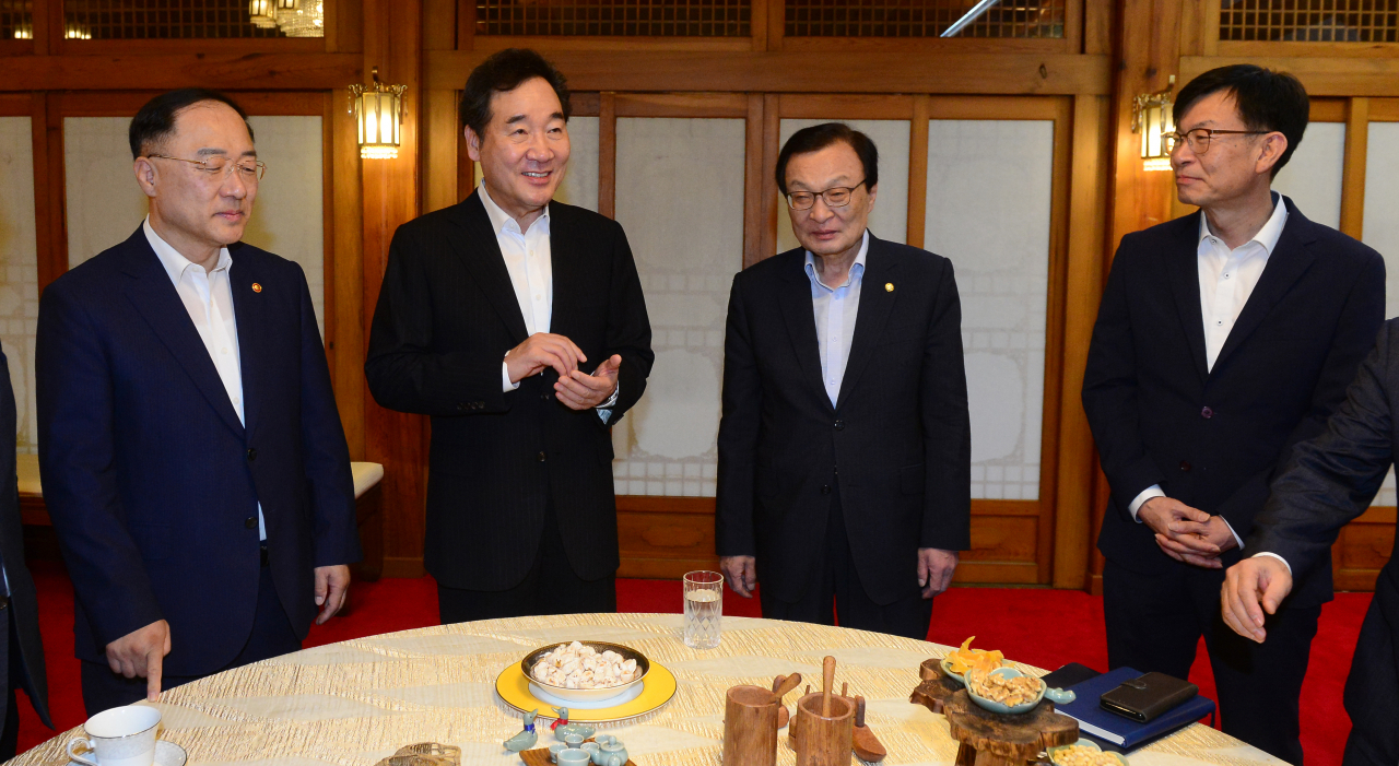 이낙연 국무총리가 27일 오전 서울 종로구 삼청동 총리공관에서 열린 고위당정청회의에 참석해 참석자들과 담소를 나누고 있다. 사진 왼쪽부터 홍남기 경제부총리, 이낙연 총리, 더불어민주당 이해찬 대표, 김상조 청와대 정책실장. 연합뉴스