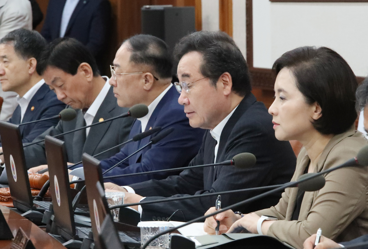 이낙연 (오른쪽 두 번째) 국무총리가 27일 정부서울청사에서 열린 국무회의에서 모두 발언을 하고 있다.［연합］