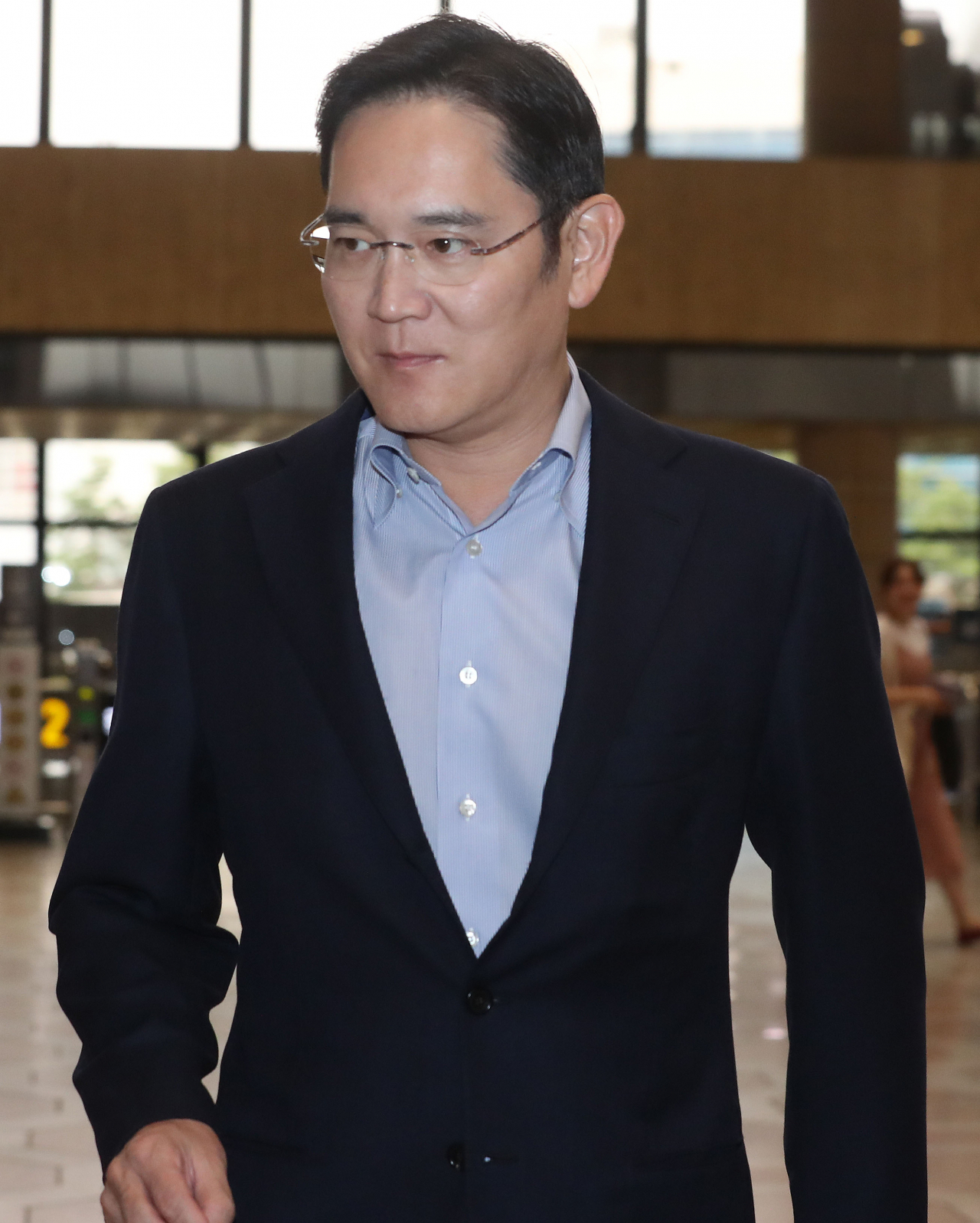 이재용 삼성전자 부회장이 일본 정부의 대(對)한국 수출 규제에 대한 대책 논의를 위해 지난 7월 7일 오후 서울 김포공항을 통해 출국하고 있다. [연합]
