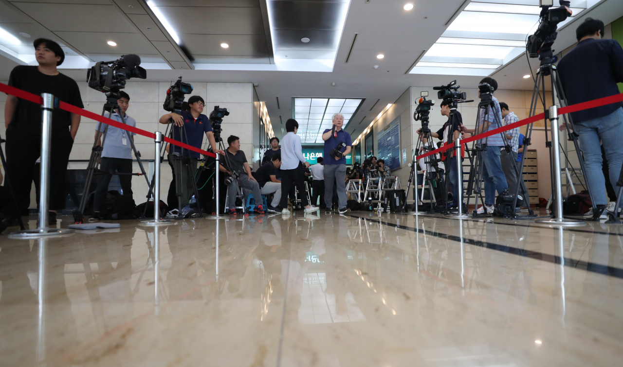 27일 오전 서울 종로구 적선현대빌딩에서 조국 법무부장관 후보자를 기다리던 취재진이 철수하고 있다. 이날 조 후보자는 출근하지 않았다. [연합]