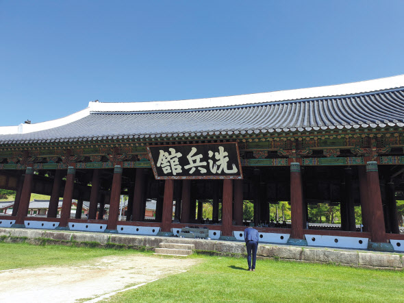 국보 305호 세병관. 국내 최대 현판과 웅장한 규모가 보는 이를 압도한다.