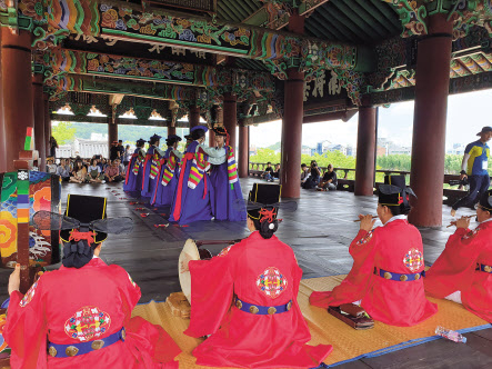 진주 촉석루에서는 정기적으로 무형문화재인 진주검무 공연이 펼쳐진다.