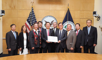 정상봉 한전연료 사장(왼쪽 첫번째), 김종갑 한전 사장(왼쪽 다섯번째), 정재훈 한수원 사장(오른쪽 네번째), 이배수 한전기술 사장(오른쪽 두번째), 나기용 두산중공업 부사장(오른쪽 첫번째) 등 우리 측 인사들이 미국 원자력규제위원회(NRC)로부터 설계인증(DC)을 취득한 뒤 NRC 관계자들과 기념촬영을 하고 있다. [한수원 제공]