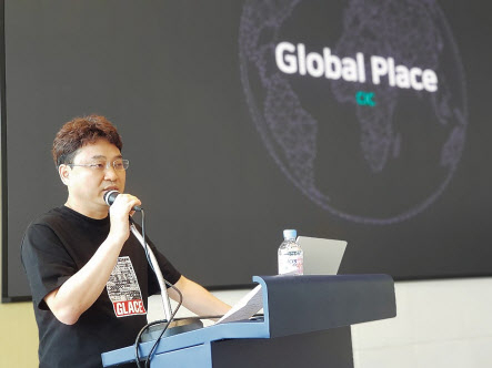 네이버는 27일 서울 송파구 롯데월드타워에서 기자간담회를 갖고 소상공인의 사업을 지원할 수 있는 차세대 기술을 공개했다(왼쪽). 네이버 ‘테이블 주문’ 서비스. [네이버 제공]