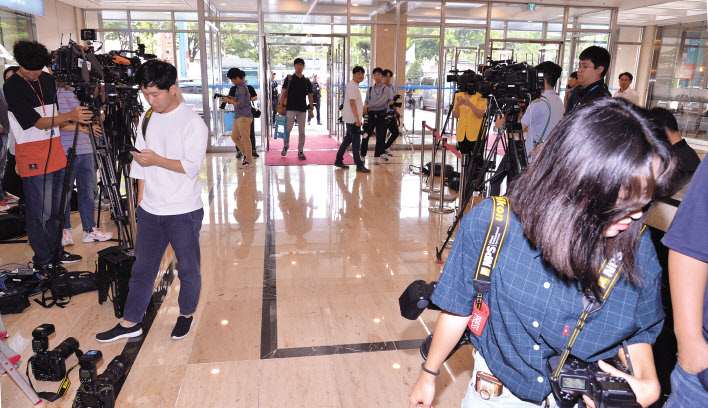 27일 오전 서울 종로구 적선현대빌딩에서 조국 법무부 장관 후보자의 출근을 기다리던 취재진이 발걸음을 돌리고 있다. 청문회 준비단은 이날 조 후보자가 피로 누적으로 출근하지 않고 자택에서 쉴 예정이라고 밝혔다. 정희조 기자/checho@heraldcorp.com