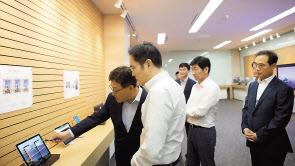 이재용 삼성전자 부회장이 26일 충남 아산에 위치한 삼성디스플레이 사업장에서 제품을 살펴보고 있다. [삼성전자 제공]