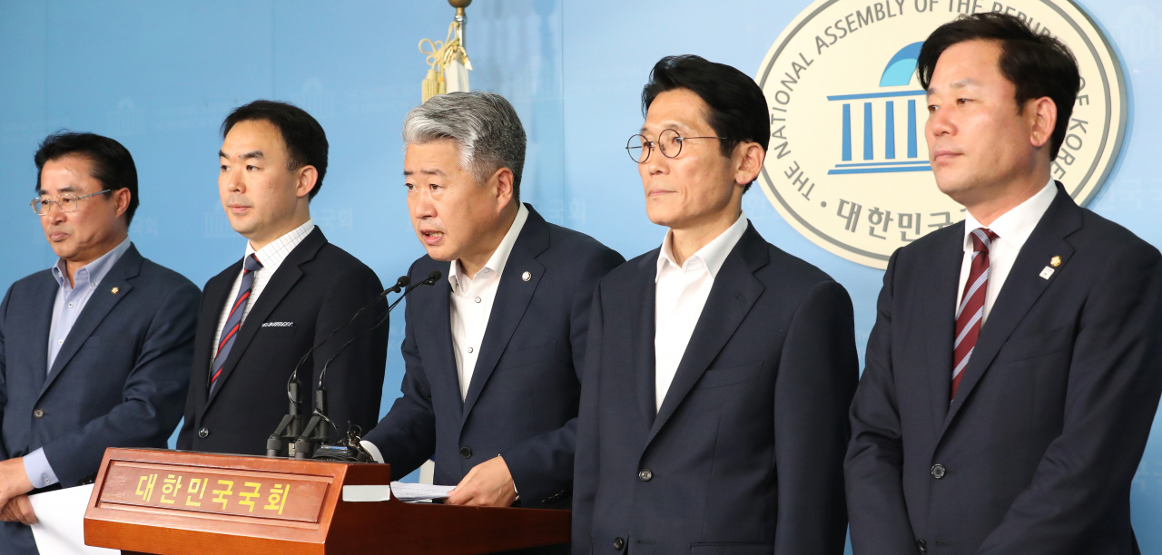 (사진 중앙) 더불어민주당 오영훈 의원. 연합뉴스