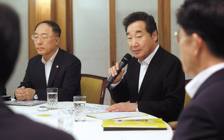 이낙연 국무총리가 27일 오전 서울 종로구 국무총리 공관에서 열린 추석 민생안정대책 논의를 위한 고위당정청회의에서 발언을 하고 있다. [연합]