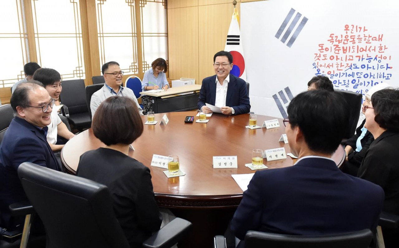 인천시는 지난 26일 인천시장 접견실에서 지역아동센터 등 4개 분야 인건비 지급기준이 없는 사회복지시설 종사자들과 소통 간담회를 개최했다.