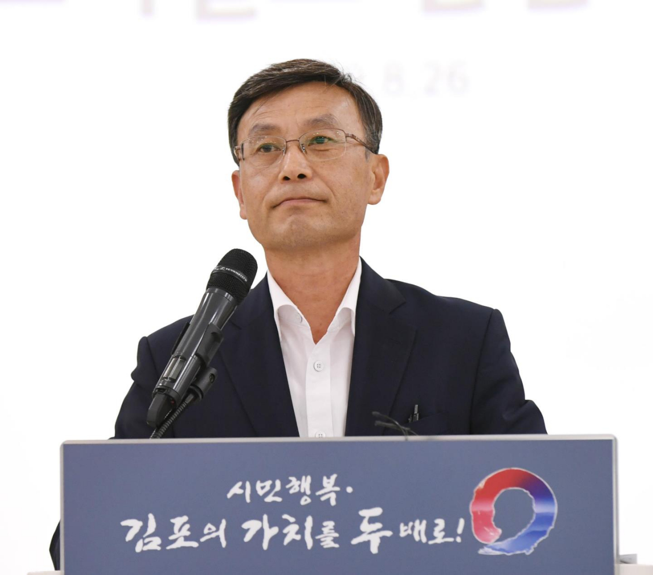 정하영 김포시장이 지난 26일 김포시청 참여실에서 김포도시철도 개통 관련 기자회견을 하고 있다.