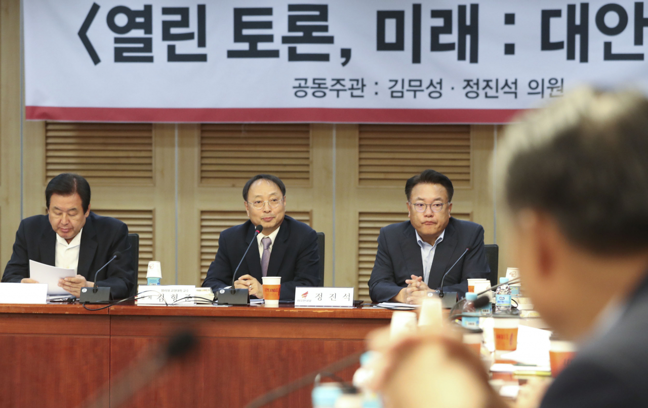 27일 국회 의원회관에서 열린 김무성·정진석 자유한국당 의원 주최 '열린 토론, 미래:대안찾기' 토론회에서 김형준 명지대 교수(왼쪽 두번째)가 발제하고 있다. [연합]