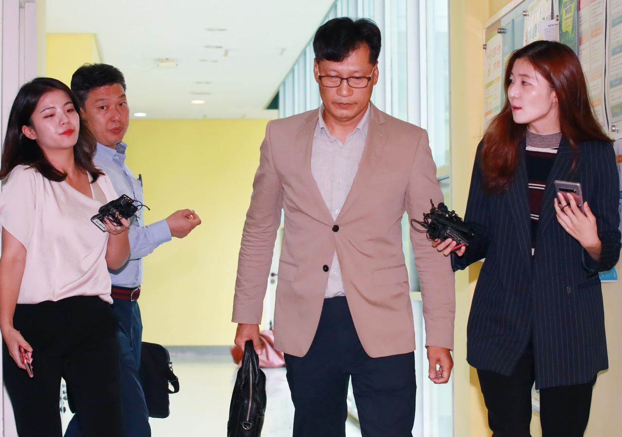 조국 법무부 장관 후보자 딸을 둘러싼 각종 의혹과 관련해 검찰이 압수수색에 돌입한 27일 서울 관악구 서울대 환경대학원에서 압수수색을 마친 검찰 관계자가 대학원 행정실을 나서고 있다. 서울대 환경대학원은 조국 후보자의 딸이 부산대 의전원에 진학하기 전 2학기 동안 적을 두고 장학금 802만원을 받은 곳이다. 2014년 서울대 환경대학원에 입학한 조 후보자의 딸은 총동창회 산하 장학재단 '관악회'로부터 장학금을 받았으나 장학생 선정 경위는 뚜렷하게 밝혀지지 않고 있다. 연합뉴스