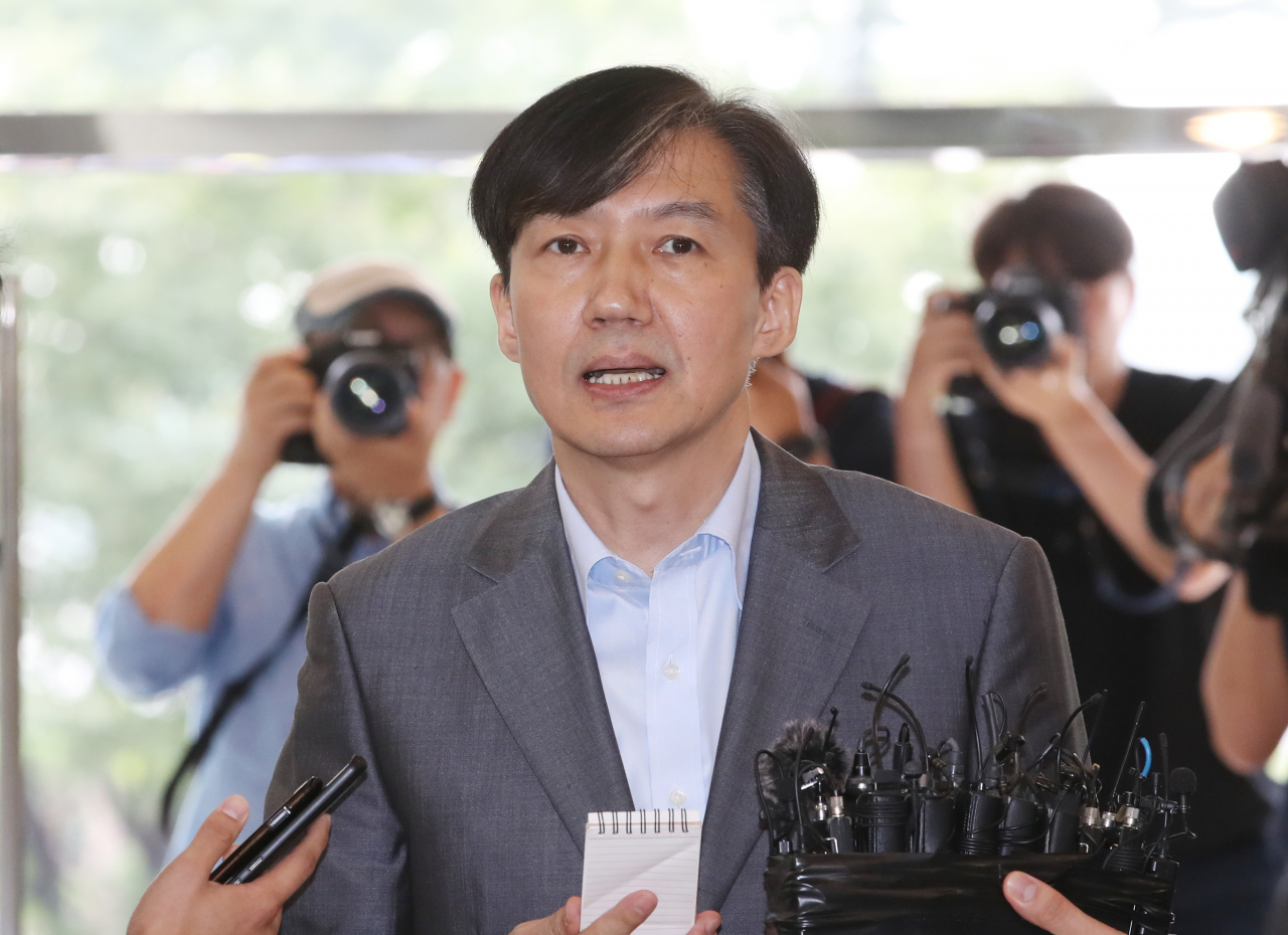 조국 법무부 장관 후보자가 27일 오후 인사청문회 준비 사무실이 마련된 서울 종로구 한 건물로 출근하며 취재진 질문에 답하고 있다. [연합]