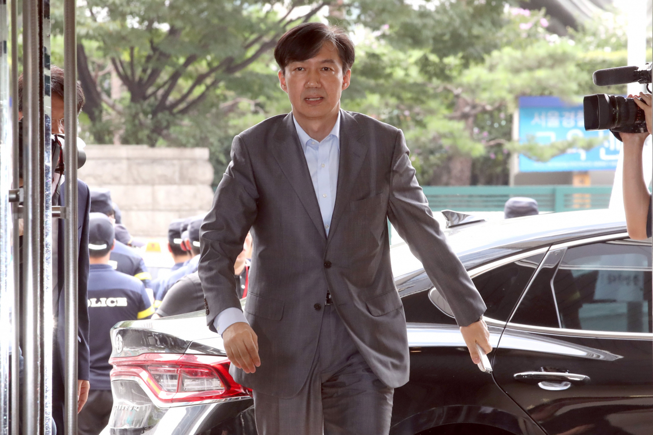 조국 법부무 장관 후보자가 27일 오후 인사청문회 준비 사무실이 마련된 서울 종로구 한 건물로 출근하고 있다. [연합]